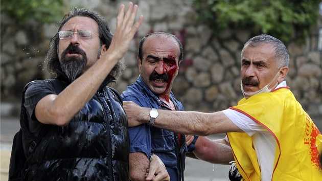Zrann protivldn demonstranti v  Ankae (6. ervna 2013)