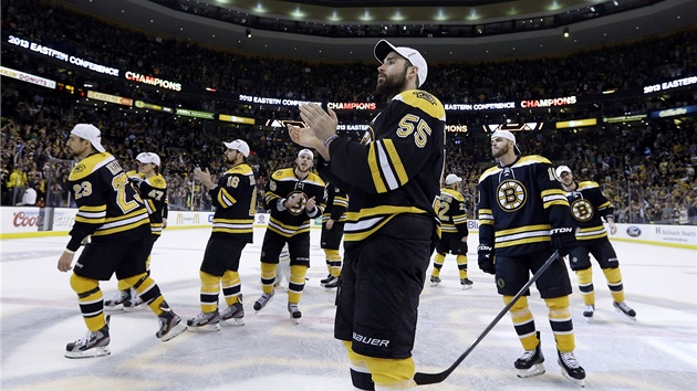 KILTOVKI. Hokejist Bostonu se raduj v domc hale pot, co vyadili Pittsburgh.