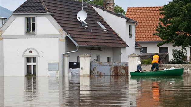 U Terezna povolila provizorn hrz z hlny a voda zaplavila st Novch Kopist. (6. 6. 2013)