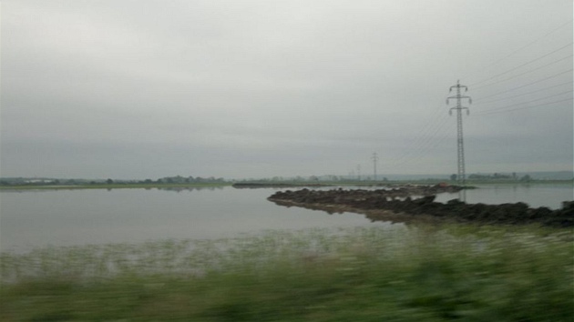 U Terezna povolila provizorn hrz z hlny a voda zaplavila st Novch Kopist. (6. 6. 2013)