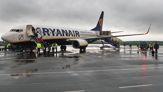 Letadlo společnosti Ryanair po přistání na ostravském Letišti Leoše Janáčka. (4. června 2013)