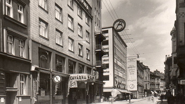 Zmeck ulice v centru Ostravy nedlouho po oteven obchodnho domu Bachner.