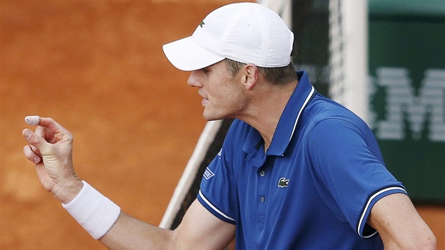 CHYBL KOUSEK. Americk tenista John Isner prohrl ptisetovou bitvu s Nmcem Haasem.