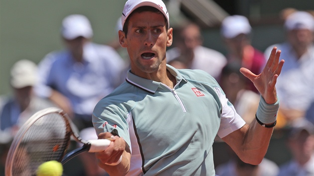 Srbsk tenista Novak Djokovi zahrv forhend v semifinle Roland Garros.