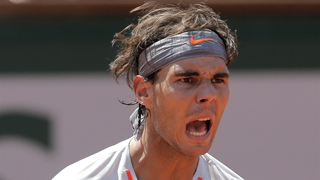 SET. panlsk tenista Rafael Nadal se raduje po zisku prvnho setu v