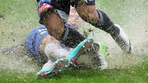 VODNÍ HRÁTKY. Poslední kolo fotbalové ligy se hrálo v těžkých podmínkách, tento deštivý souboj se odehrál v Liberci.