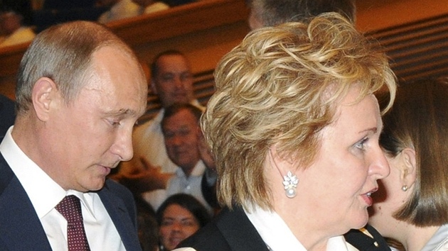 Vladimir a Ljudmila Putinovi ped zatkem baletu Esmeralda ve Velkm kremelskm palci v Moskv. Krtce po pedstaven oznmili rozvod. (6. ervna 2013)