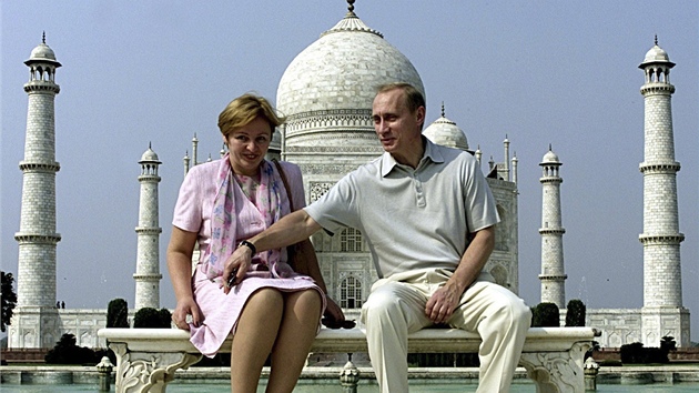 Vladimir a Ljudmila Putinovi na archivnm snmku z roku 2000 ped mauzoleem Td Mahl v ge v Indii. (2000)