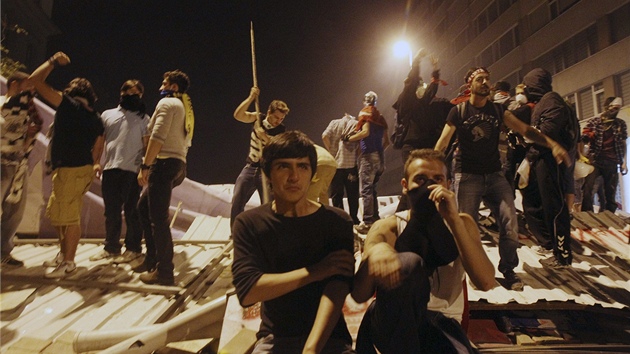 Protesty na Taksimskm nmst v Istanbulu pokraovaly i v noci z pondl na ter. (3. ervna 2013)