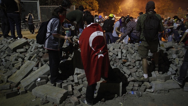 Protesty na Taksimskm nmst v Istanbulu pokraovaly i v noci z pondl na ter. Demonstranti oplceli policii toky slznm plynem hzenm kamen. (3. ervna 2013)