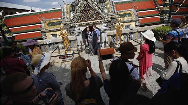 Turist na prohldce Krlovskho palce v Bangkoku.