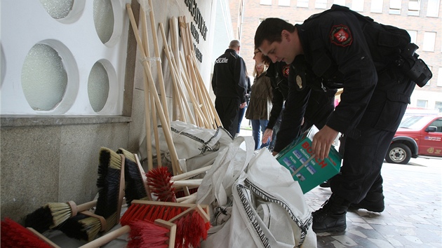 Mstsk policie vykld materiln pomoc ped steckm magistrtem (6. ervna 2013).