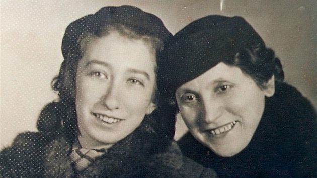 Magdalena Horetzk s maminkou v roce 1941.