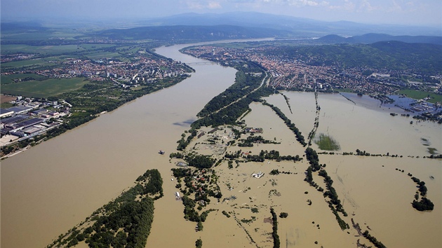 Dunaj zatopil oblast msta Dunabogdany, 45 kilometr zpadn od Budapeti (9. ervna 2013)