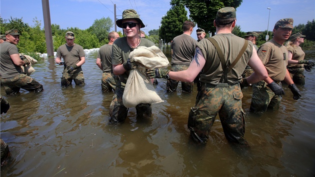 V Magdeburgu pomhaj v zatopench oblastech tak vojci (9. ervna 2013)