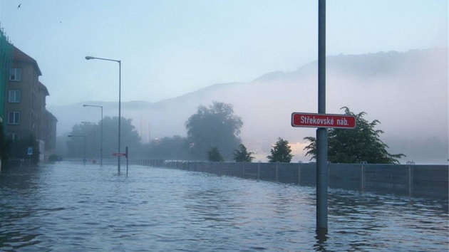 V Ústí nad Labem se voda pelila pes protipovodovou stnu, která chrání ped...