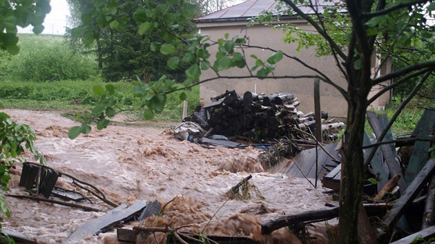 Velk� voda za sebou zanech�vala spou�� (�erven 2013).