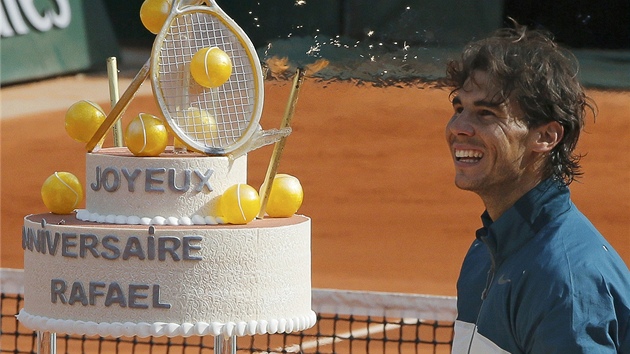 DORT PRO RAFU. panlsk tenista naden pozoruje dort, kter dostal od poadatel k 27. narozeninm.