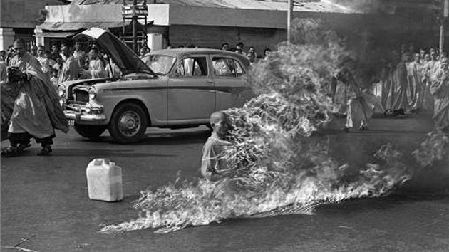 Snmek vietnamskho mnicha Thich Quang Duca, kter se v roce 1963 uplil na protest proti perzekuci buddhist v Jinm Vietnamu.