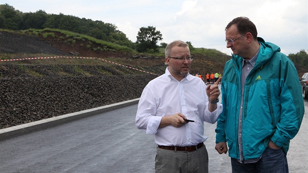 Na sesuv půdy u Litochovic nad Labem se přijeli podívat premiér Petr Nečas a ministr životního prostředí Tomáš Chalupa (7. června 2013)