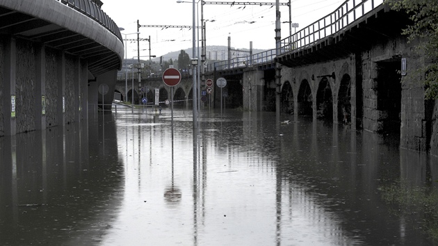 Voda zaplavila silnici pod obchodnm centrem Forum v centru st nad Labem. Krom Labe tu protk i eka Blina. (4. ervna 2013)
