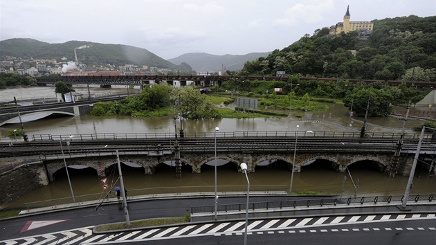 Rozvodnn Labe zatopilo v st nad Labem kruhovou kiovatku pod zmekem Vtrue (4. ervna 2013)
