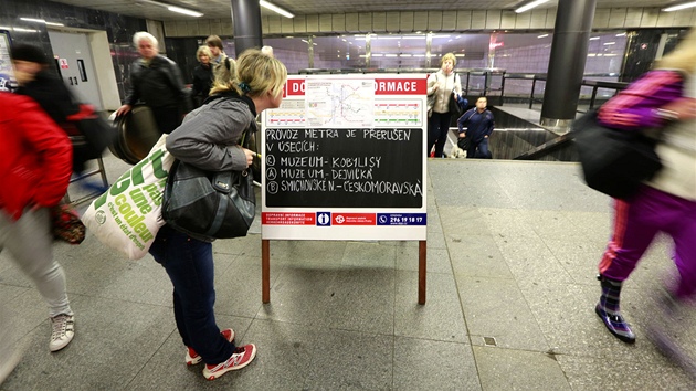 ena si te informace o zmnch v praskm metru ve stanici Muzeum. (3. ervna 2013)
