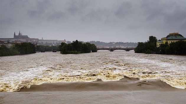 Na rozvodnné Vltav v Praze tém nejsou vidt jednotlivé jezy. (3. ervna...