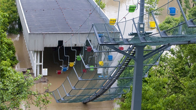 Zaplaven spodn stanice lanovky v zoologick zahrad v Praze. (3. ervna 2013)