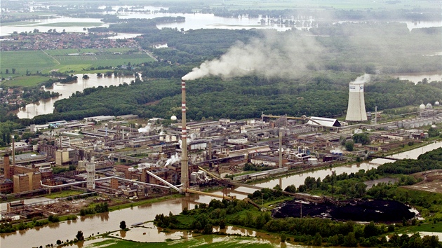 Spolana Neratovice (na snmku) v pondl kvli zplavm zastavila provoz. Firma u dve pesunula chlor a dal ltky do bezpe. Vrobu preventivn peruily u v nedli chemiky Lovochemie a Preol. V st nad Labem odstavila vtinu provoz tak Spolchemie. (3. ervna 2013)