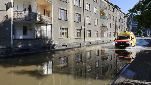 V Ústí nad Labem se voda přelila přes protipovodňovou stěnu, která chrání před zatopením čtvrť Střekov (na snímku). (5. června 2013)