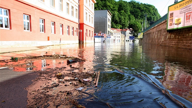 Voda z rozvodnného Labe pomalu zaplavuje dínské ulice. (4. ervna 2013)