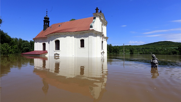 Kostel v Keicích na Litomicku zaplavilo rozvodnné Labe. (5. ervna 2013)