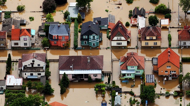 Rozvodnnm Labem zaplaven obec Keice na Litomicku (5. ervna 2013)
