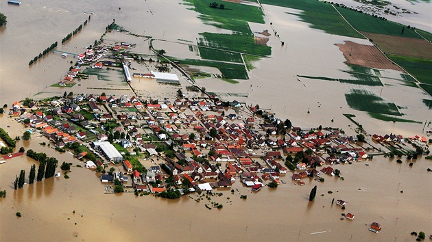 Rozvodnným Labem zaplavená obec eské Kopisty na Litomicku. (5. ervna 2013)