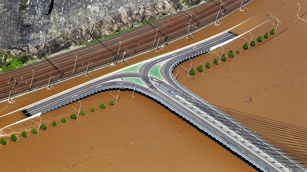 Zaplaven njezd na Marinsk most v st nad Labem. (5. ervna 2013)
