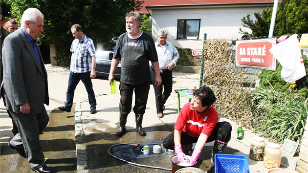 Prezident Milo Zeman navtvil obyvatele praskch Lahoviek, kter vyplavila rozvodnn Vltava s Berounkou. (7. ervna 2013)