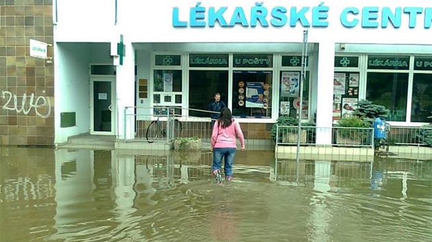 Voda v ulicích Kralup nad Vltavou uzavela i místní poboku Veobecné zdravotní