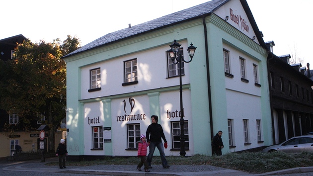 Hotel Dbán v Karlov Studánce má být stále domovem sedmaticeti lidí.