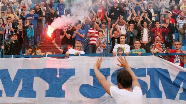 POSLEDN KOLEKO. Po utkn Marek Jankulovski obhl stadion a s divky se rozlouil. (8. ervna 2013)