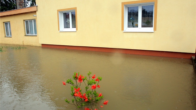 Rozvodnn Bechysk potok zaplavil ve Vesel nad Lunic nkolik ulic.