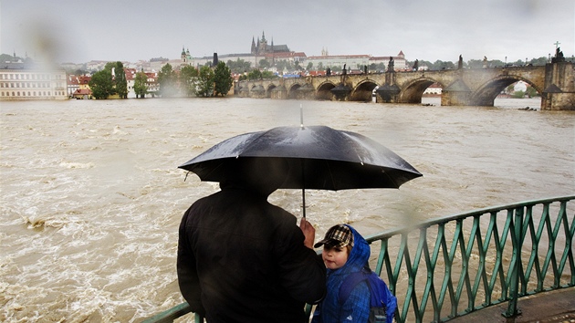Velk voda se val na Karlv Most v Praze (2. ervna 2013)