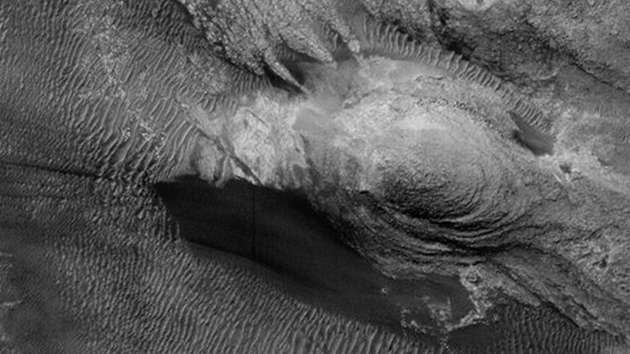 Vidíte papouška? Pareidolie na vás funguje. Snímek Marsu pořídila kamera HiRISE na sondě Mars Reconnaissance Orbiter (MRO).