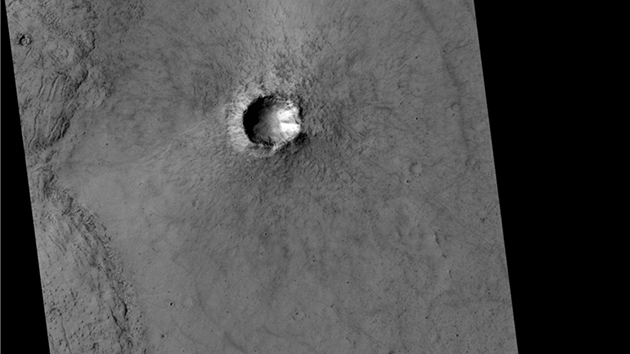 Hlavu slona najdete úplně dole a vzhůru nohama. Snímek Marsu pořídila kamera HiRISE na sondě Mars Reconnaissance Orbiter (MRO).