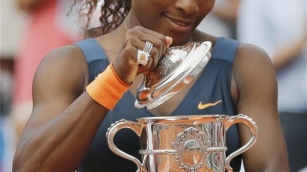 COPAK TAM JE? Serena Williamsov kontroluje, jestli nco skrv vtzn trofej z Roland Garros.