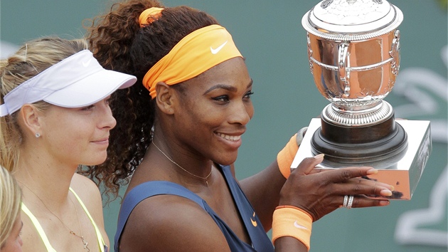 S TROFEJ. Serena Williamsov pzuje s vtznou trofej. smv nakonec vykouzlila tak poraen finalistka Maria arapovov.