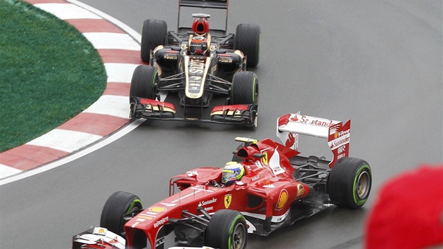 V ZATCE. Felipe Massa s vozem Ferrari a KImi Rikknen na Lotusu.