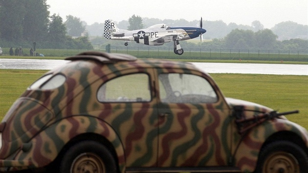 Ukázka inspirovaná vyloděním v Normandii, v níž se předvedl P 51 Mustang (1. června 2013).