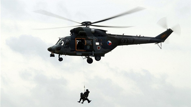 Vrtulník W3 A Sokol simuluje na třiadvacáté pardubické Aviatické pouti záchranu osob (1. června 2013).