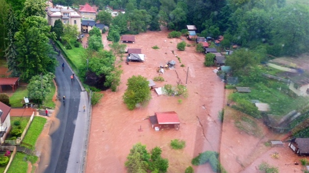 V Krkonoch zstalo v zatopench domech uvznno nkolik lid (2. ervna 2013)